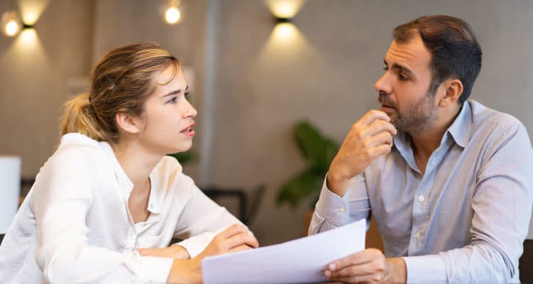 homem e mulher trabalhando juntos em mentoria