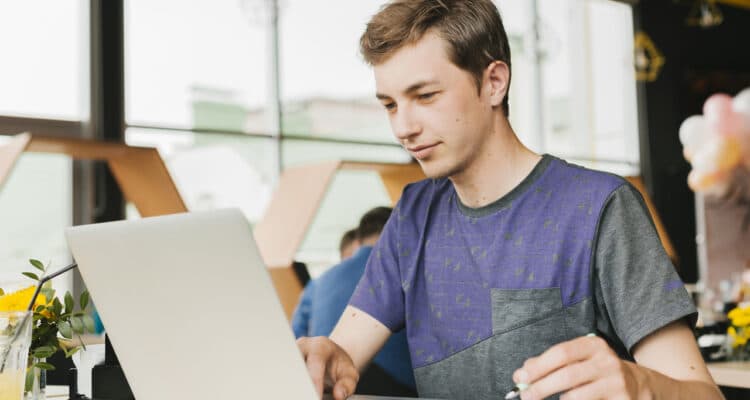 garoto-notebook-jovem-aprendiz-pode-fazer-hora-extra