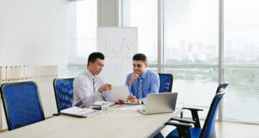 dois-administradores-conversando-o-que-e-estrategia-empresarial
