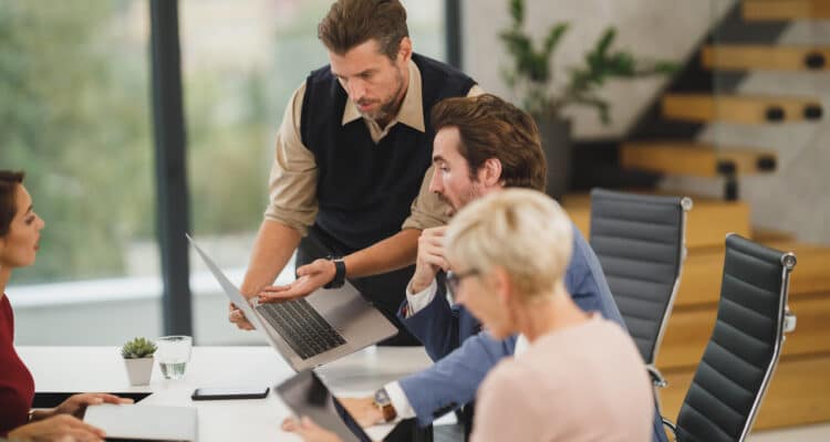 pessoas estabilidade no emprego