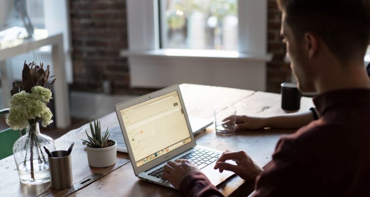 pessoa trabalhando em casa e fazendo hora extra em home office