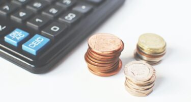 Calculadora e moedas remetem ao esquema de remuneração variável