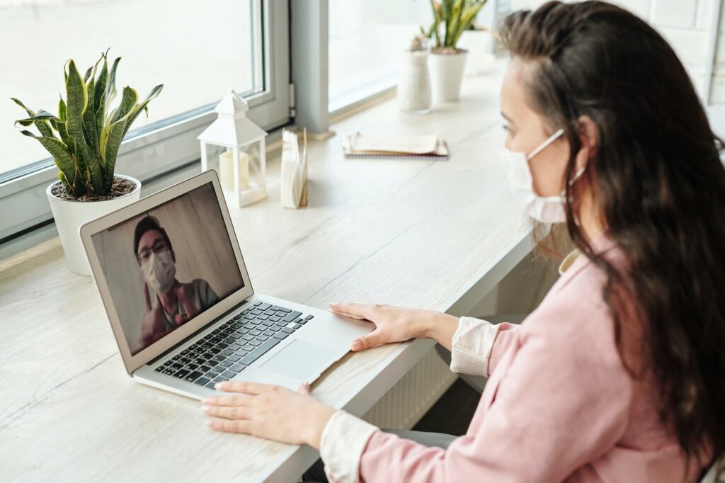 consultora de rh realizando entrevista online de emprego na pandemia