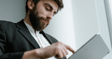 Homem com ipad pesquisando como solicitar carteira de trabalho digital