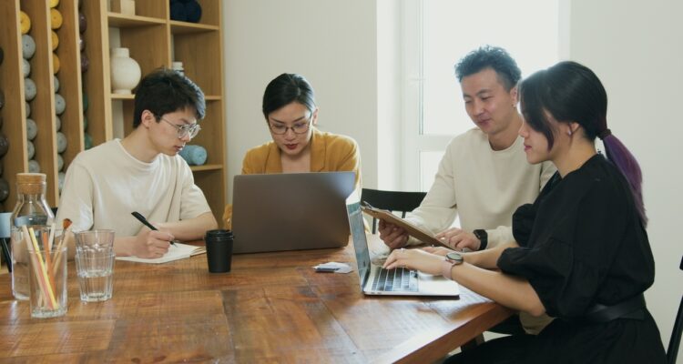 Equipe elaborando plano de sucessão