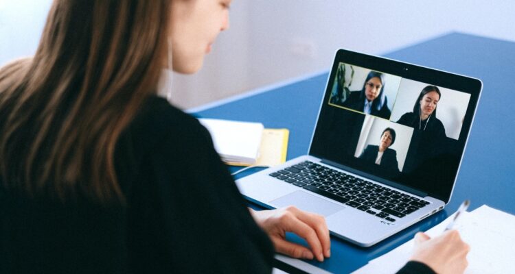 Candidata à vaga de trabalho realizando uma entrevista virtual com a empresa empregadora