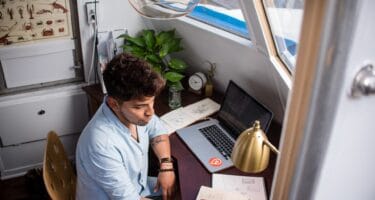 homem trabalhando em um computador em casa para simbolizar o que faz um freelancer