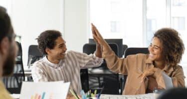 pessoas conversando na mesa de trabalho