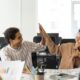 pessoas conversando na mesa de trabalho