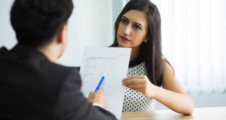 pessoas conversando sobre a rescisão de contrato