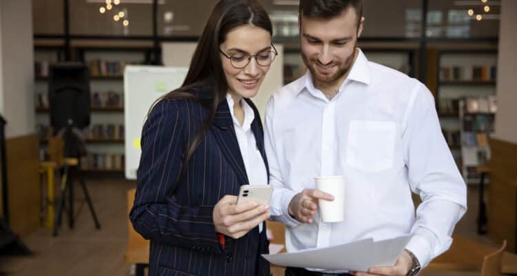 duas pessoas conversando sobre trabalho