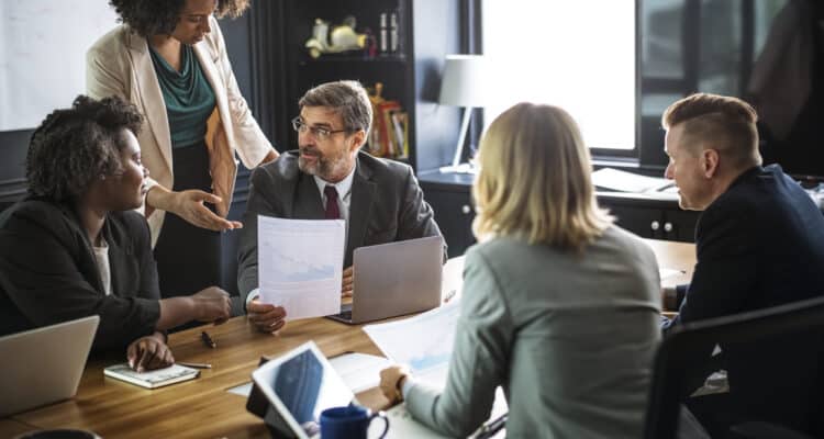 pessoas aplicando os princípios da governança em uma reunião corporativa