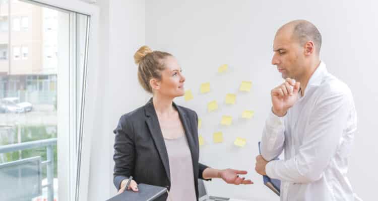 duas pessoas discutindo sobre gestão de conflitos