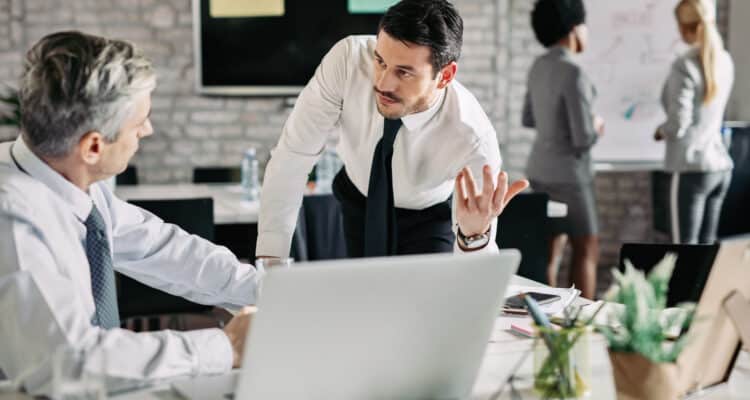 dois colegas de trabalho conversando sobre algo sério