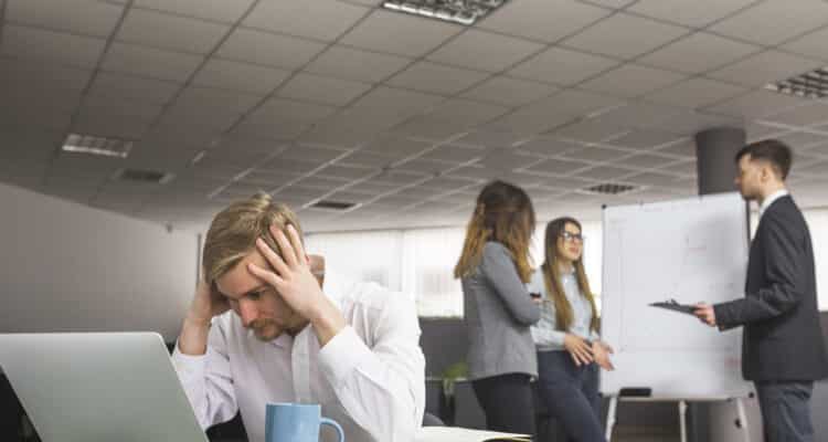 pessoas-falando-sobre-o-silencio-dos-que-produzem