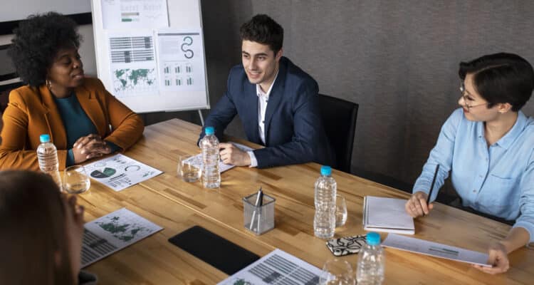 pessoas em uma mesa falando sobre governança corporativa